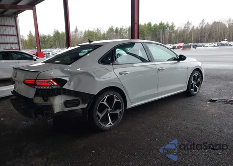 2020 Volkswagen Passat 2.0T R-Line z USA, uszkodzony, nr VIN 1VWMA7A35LC016033